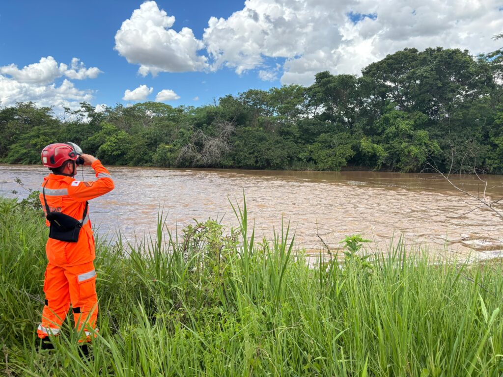 Bombeiro busca visualizar jovem desaparecida | Foto: divulgação