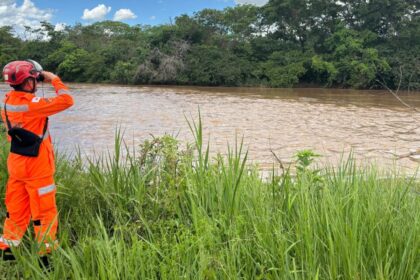 Bombeiro busca visualizar jovem desaparecida | Foto: divulgação