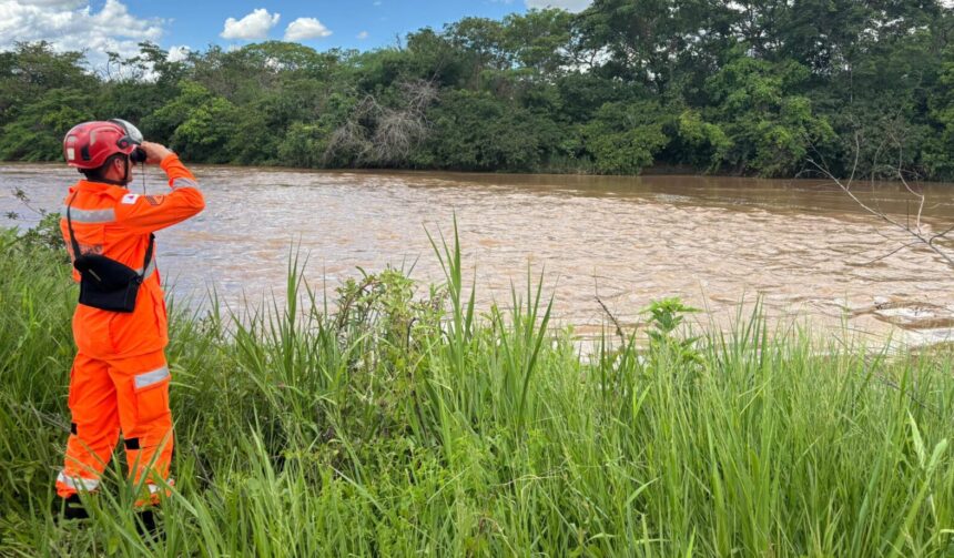 Bombeiro busca visualizar jovem desaparecida | Foto: divulgação