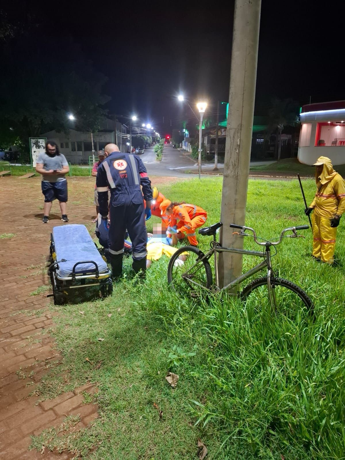 Ciclista sofre queda em pista de caminhada e é atendido pelos bombeiros