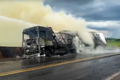 Incêndio destrói carreta que saiu de Ituiutaba carregada com carne avaliada em cerca de R$1 milhão