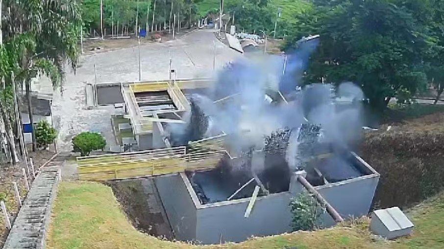 Reprodução / câmeras de segurança Explosão mata trabalhador em estação de esgoto de MG