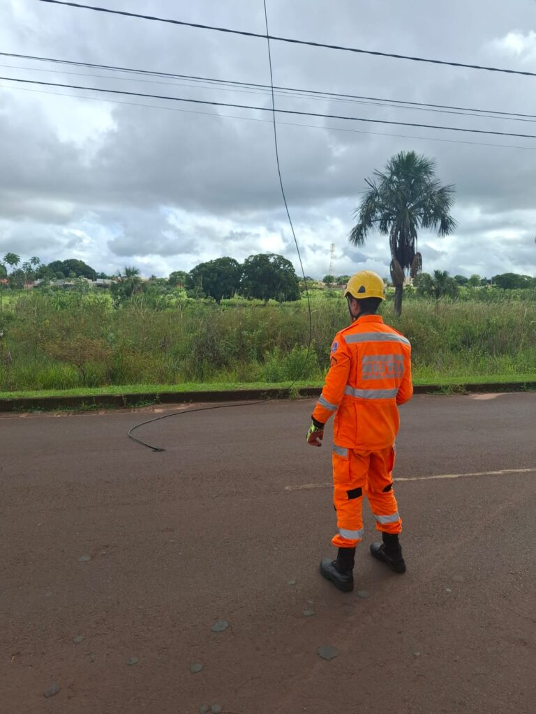 Bombeiro faz averiguação do fio de alta tensão rompido em Ituiutaba