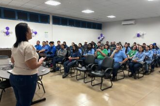 Graziene, psicóloga da rede pública de saúde do Município de Capinópolis durante palestra na CRV Industrial