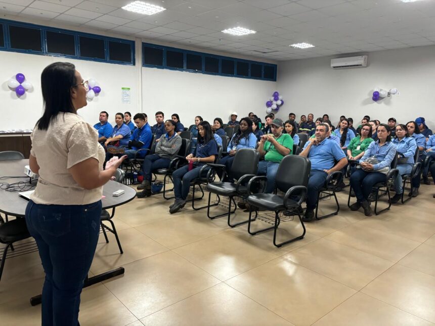 Graziene, psicóloga da rede pública de saúde do Município de Capinópolis durante palestra na CRV Industrial