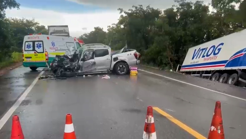 2 adultos e 1 criança morreram na batida frontal