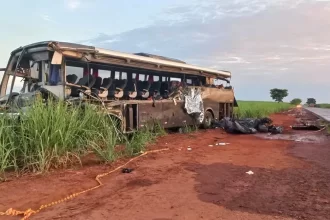 Ônibus que colidiu com caminhão entre Nuporanga (SP) e São José da Bela Vista (SP) ficou destruído — Foto: Guilherme Leoni/EPTV