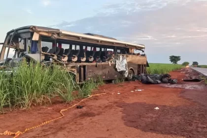 Ônibus que colidiu com caminhão entre Nuporanga (SP) e São José da Bela Vista (SP) ficou destruído — Foto: Guilherme Leoni/EPTV