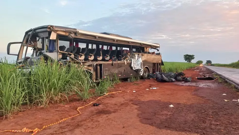 Ônibus que colidiu com caminhão entre Nuporanga (SP) e São José da Bela Vista (SP) ficou destruído — Foto: Guilherme Leoni/EPTV