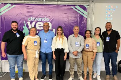 Equipe de palestrantes com os colaboradores da CRV Industrial