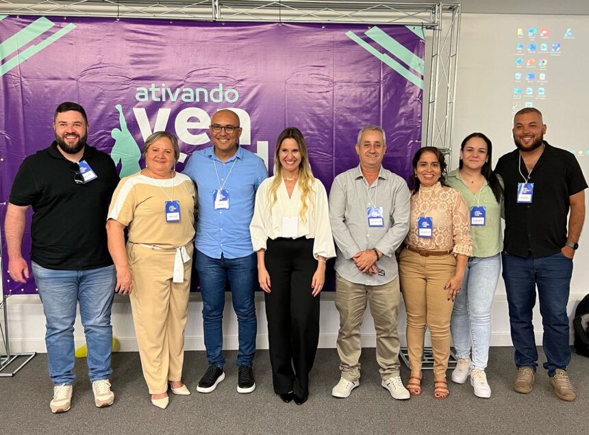 Equipe de palestrantes com os colaboradores da CRV Industrial