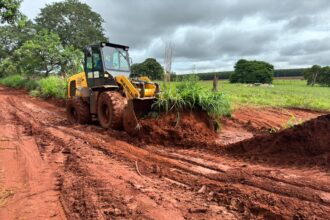 Máquina da prefeitura de Ituiutaba durante manutenção na zona rural