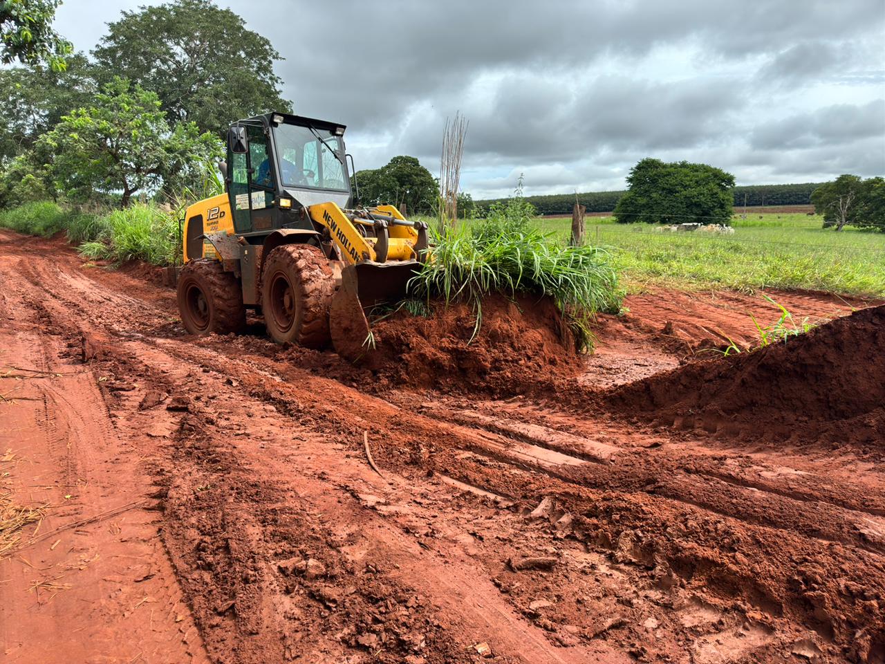 Máquina da prefeitura de Ituiutaba durante manutenção na zona rural