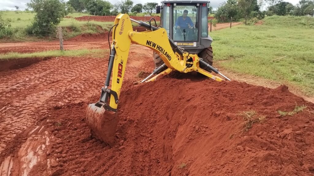 Máquina da prefeitura de Ituiutaba durante manutenção na zona rural