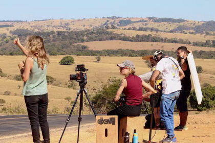 A história, ambientada na pequena e histórica cidade de Estrela do Sul, ganha vida através de uma narrativa que guia o espectador pelos desafios enfrentados pela protagonista — Foto: Divulgação