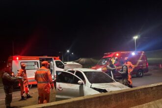 Jovem esfaqueado morre em acidente enquanto era levado para hospital em Patos de Minas — Foto: Corpo de Bombeiros/Divulgação