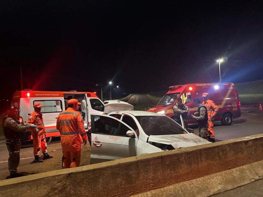 Jovem esfaqueado morre em acidente enquanto era levado para hospital em Patos de Minas — Foto: Corpo de Bombeiros/Divulgação