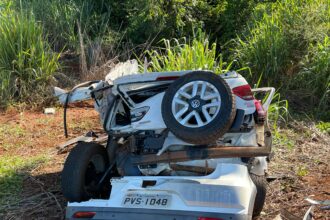 Acidente MG-255; Itapagipe; duas mulheres morrem; carro partido ao meio — Foto: Polícia Militar Rodoviária/Divulgação